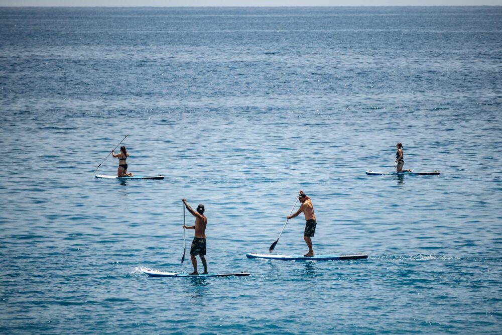 Personnes en paddle dans la mer Méditerranée près de Nice