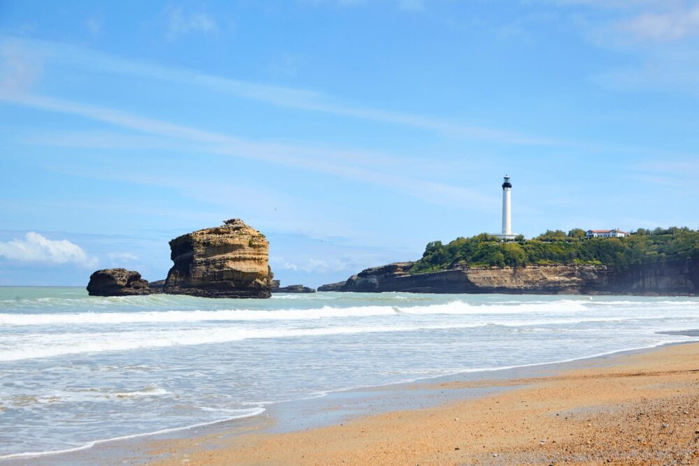 Plage du Miramar avec vue sur le phare de Biarritz