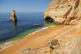 Praia do Carvalho en Algarve, Portugal