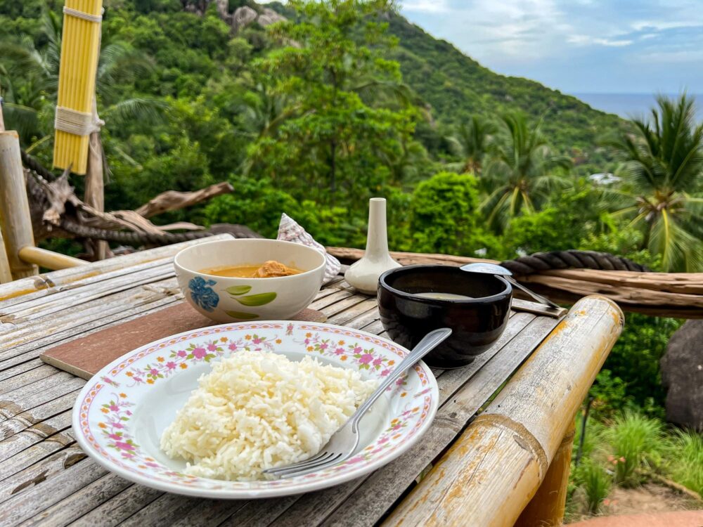Repas local avec vue à Koh Tao