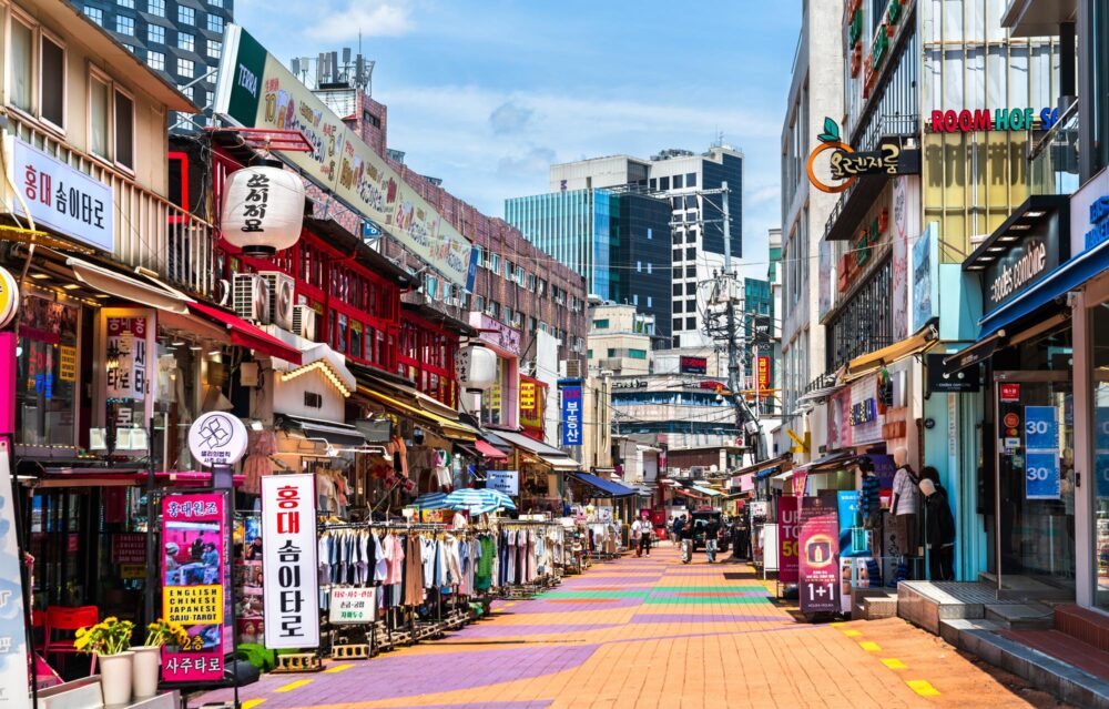 Rue commerçante de Hongdae à Séoul