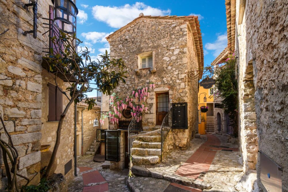 Ruelles étroites du village médiéval d'Eze, sur la Côte d'Azur
