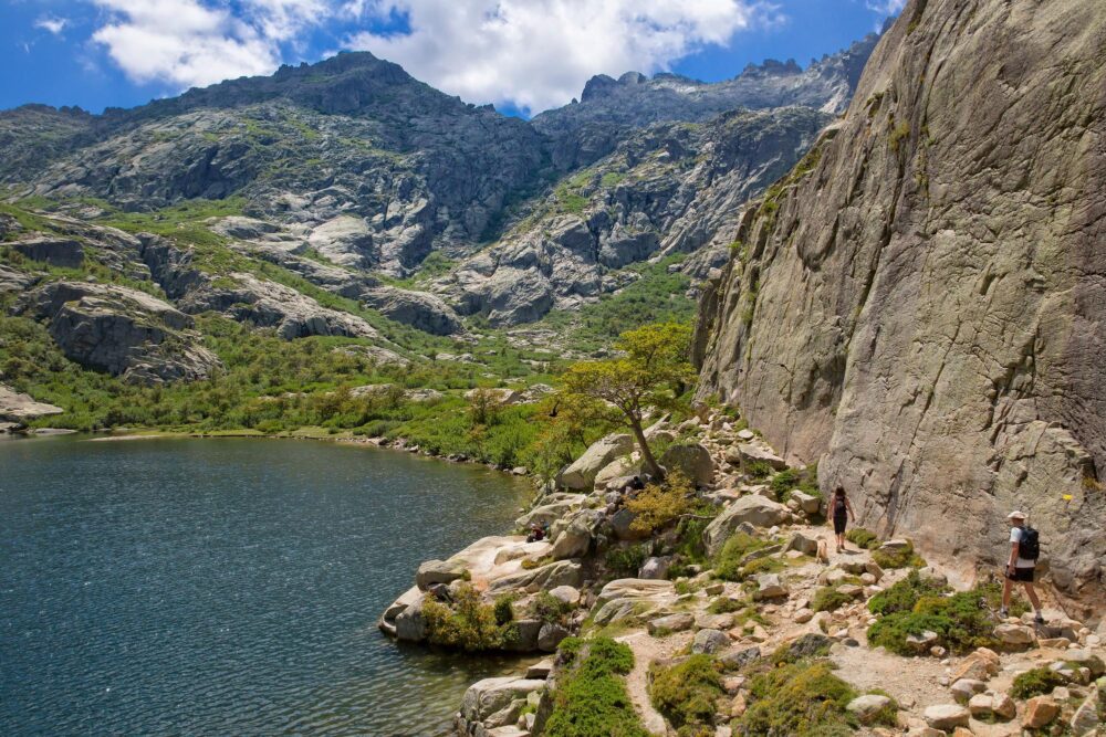Sentier de randonnée en Corse-du-Sud