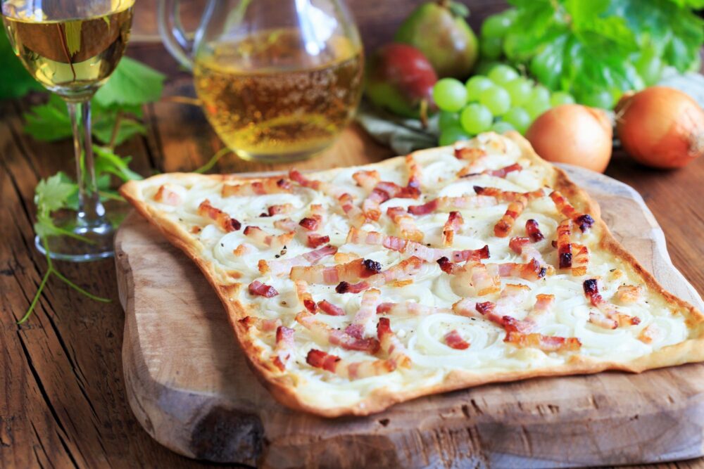 Tarte flambée, aussi appelée flammekueche en alsacien