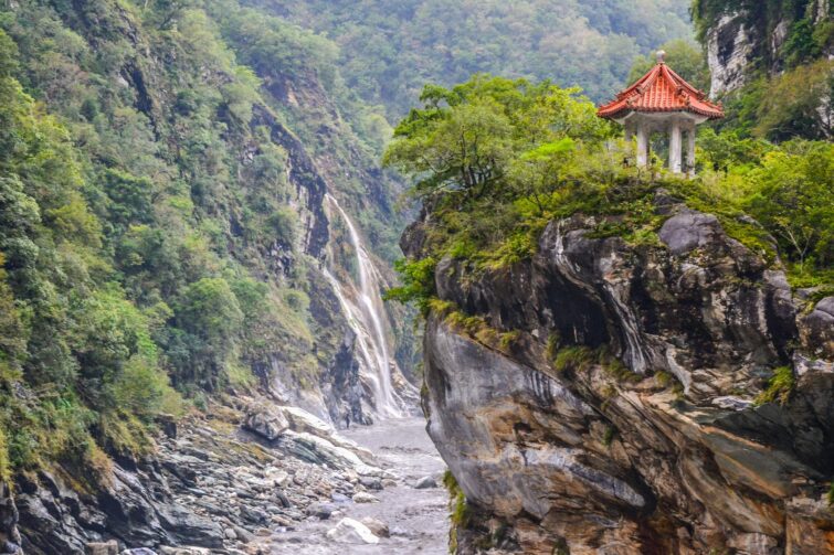 Temple et cascades aux Gorges de Taroko à Taiwan