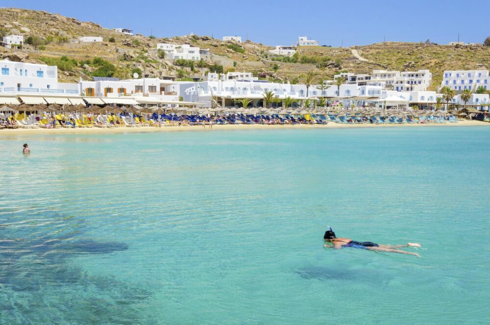 Une personne faisant du snorkeling à Mykonos