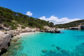 Visiter la Cala Mitjana à Minorque