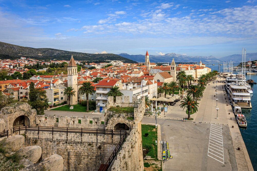Vue aérienne de Trogir en bord de mer