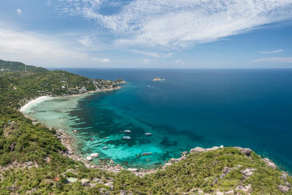 Vue aérienne de la plage de Shark Bay à Koh Tao