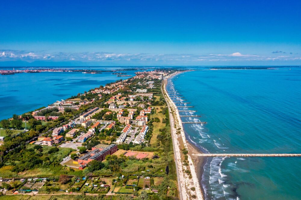 Vue aérienne de l'île du Lido à Venise, Italie.
