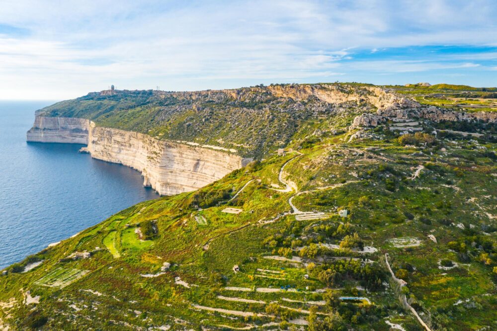 Vue aérienne des falaises de Dingli à Malte