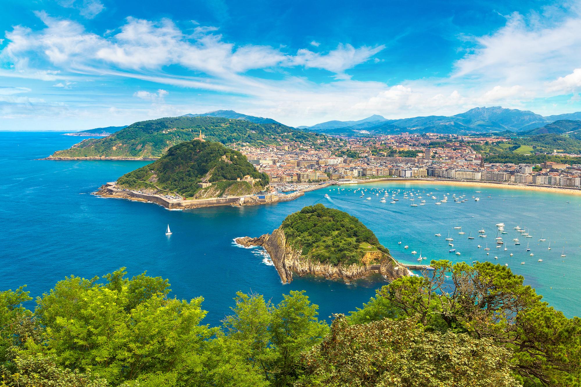 Vue aérienne panoramique de Saint-Sébastien et sa baie à faire en bateau