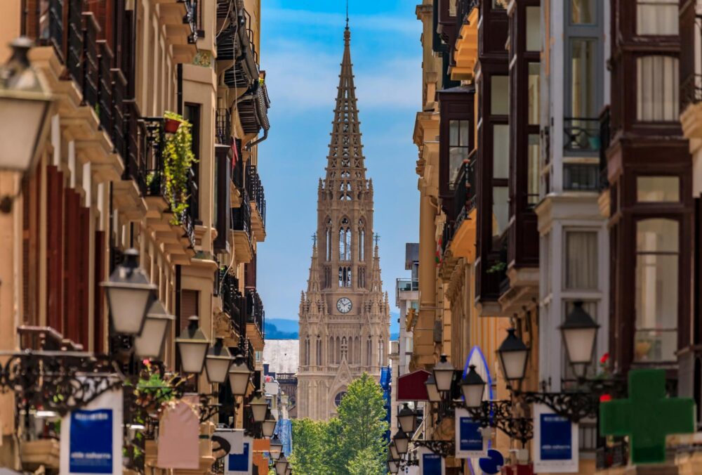 Vue le long d'une rue de la vieille ville sur la cathédrale de Saint-Sébastien