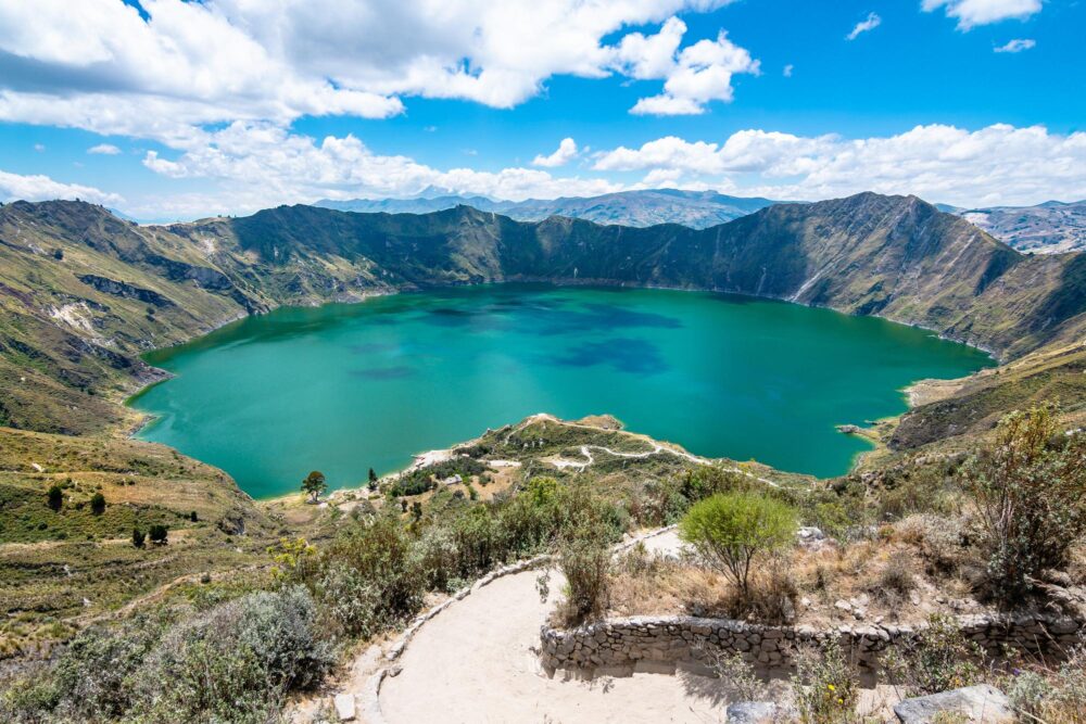 Vue panoramique sur la Lagune Quilotoa avec son eau turquoise en Equateur