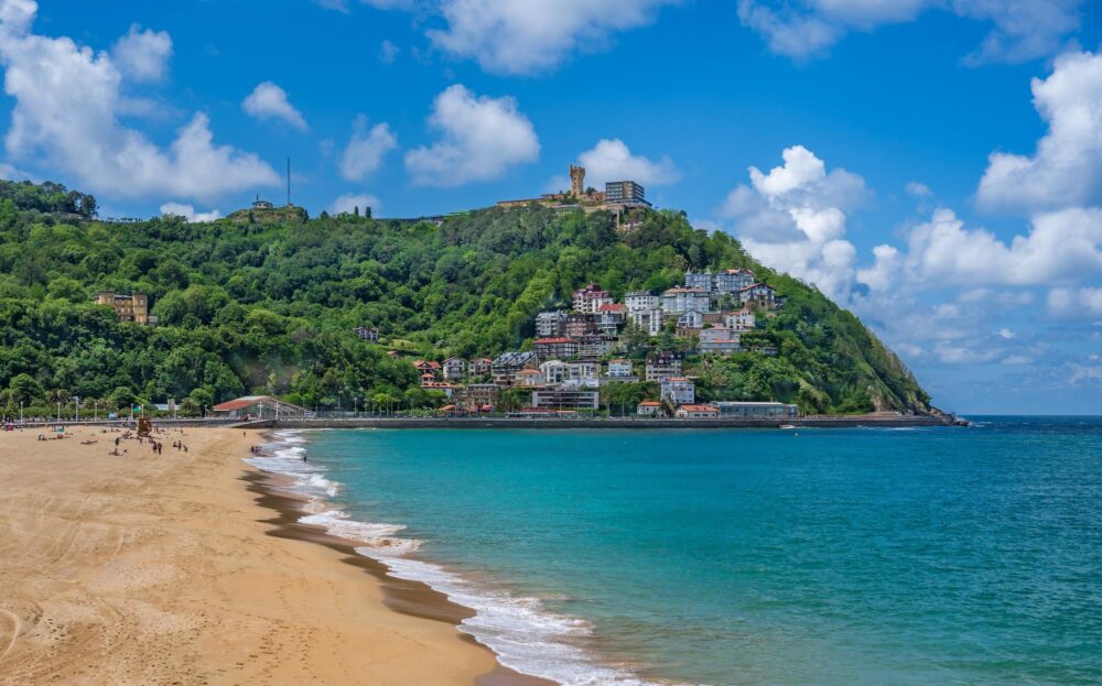 Vue sur Monte Igueldo depuis la plage de La Concha à San Sebastian.