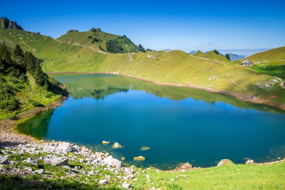 Vue sur le Lac de Lessy et les montagnes du Grand-Bornand