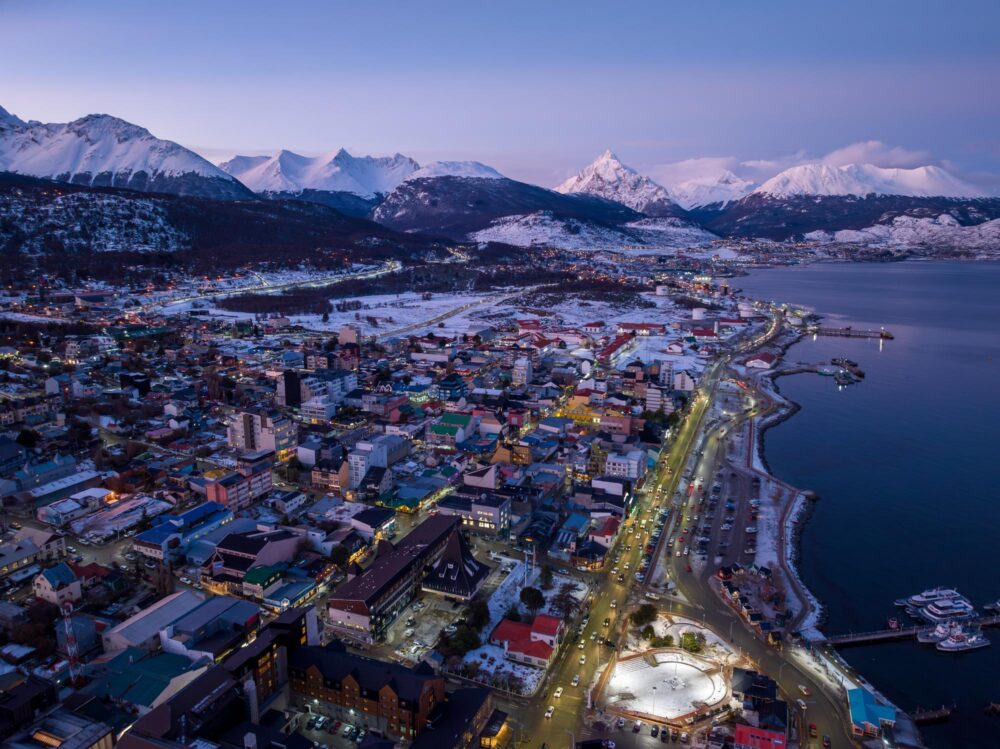 vue Aérienne sur la ville d'Ushuaia au coucher du soleil.