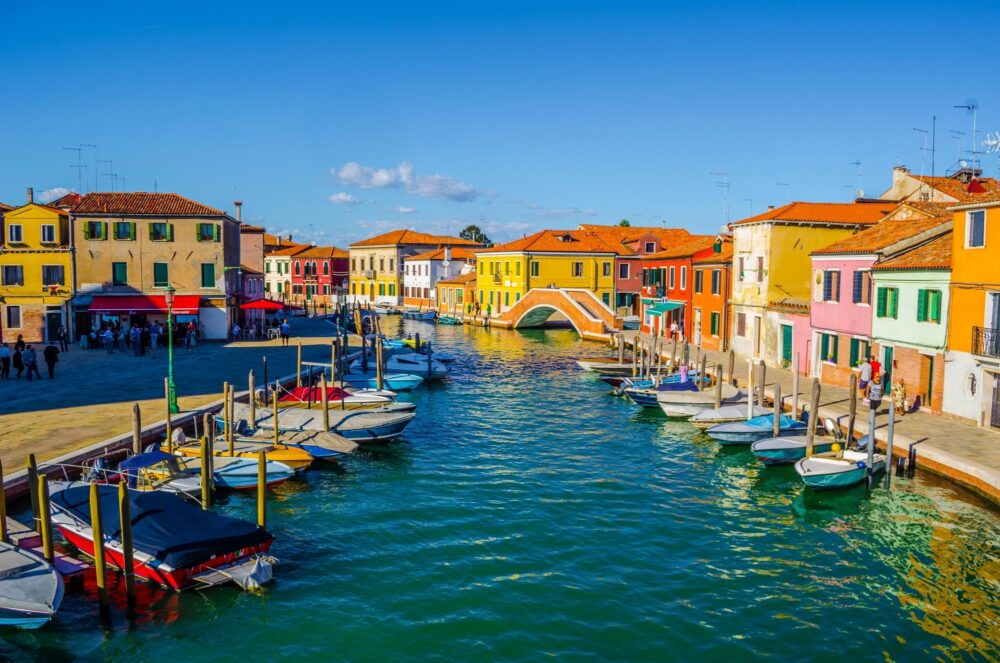 vue d'un canal sur l'île de Murano près de Venise