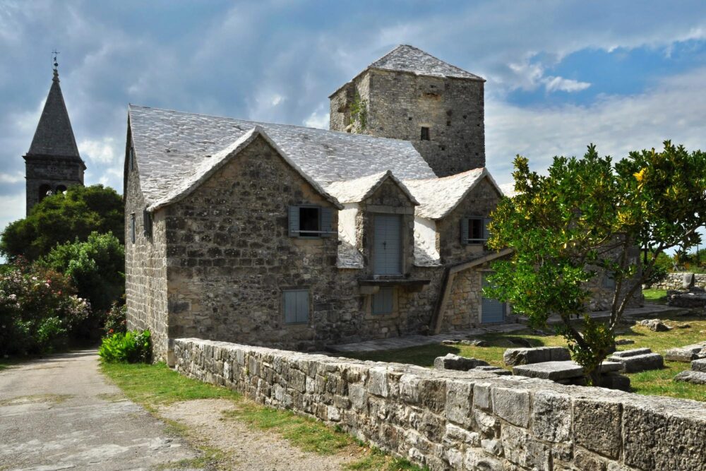 Architecture typique de la Dalmatie à Škrip (Brač, Croatie)