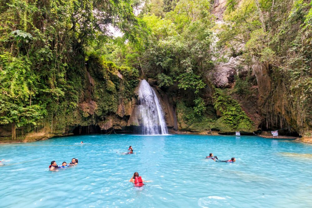 Baignade aux chutes de Kawasan à Cebu, Philippines