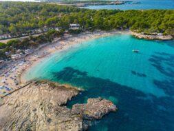 Cala Bassa à Ibiza vue du ciel