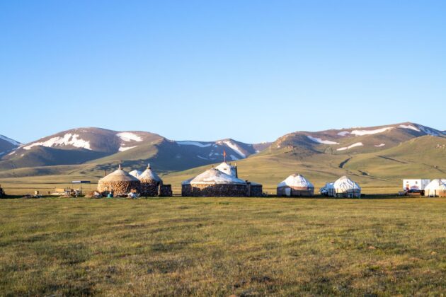 Camp de yourtes au lac Song-Kul au Kirghizistan