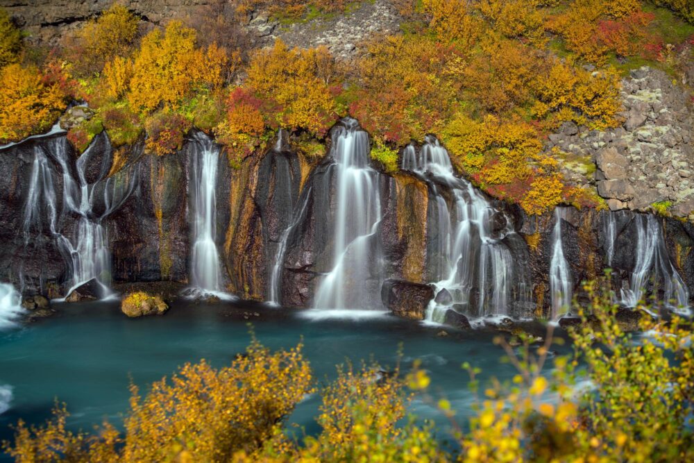 Cascade Hraunfossar pendant l'automne.