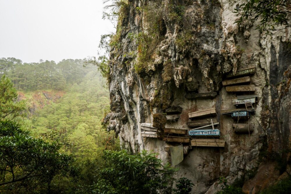Cercueils suspendus près des rizières de Sagada aux Philippines