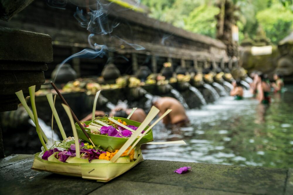 Cérémonie au temple Tirta Empul, Bali, Indonésie
