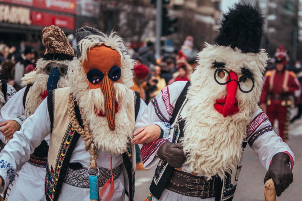 Danseurs masqués pour les cérémonies de fin d'année en Roumanie