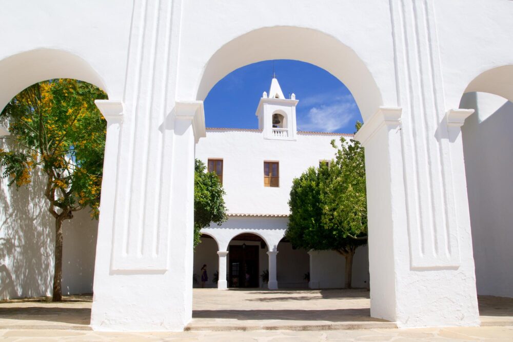 Église blanche méditerranéenne à Sant Miquel de Balansat, Ibiza 