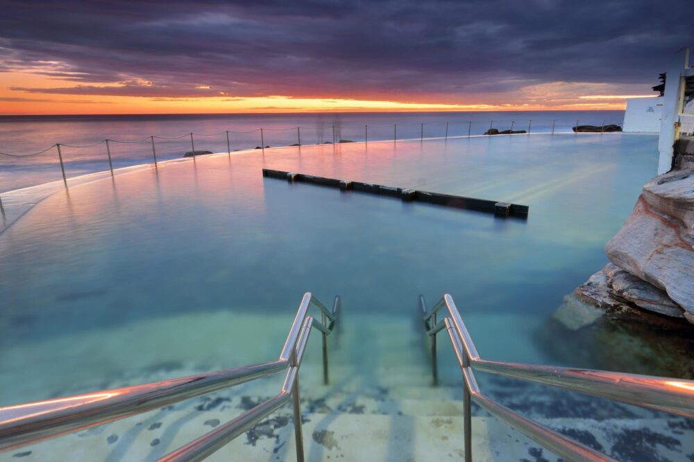 Escalier qui descend dans la piscine de Bronte Beach, à Sydney, au lever de soleil