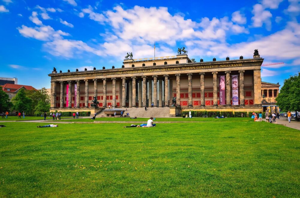 Façade extèrieure de l'Altes Museum sur l'île aux Musées, Berlin, Allemagne