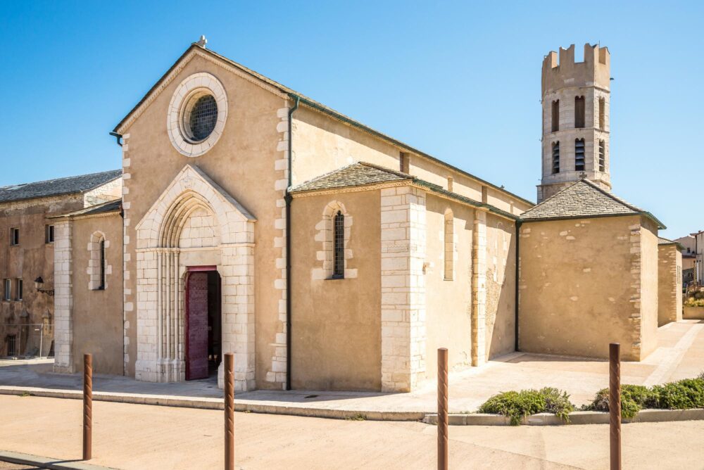 Façade sobre de l’église Saint-Dominique, baignée de lumière dorée au cœur de la citadelle