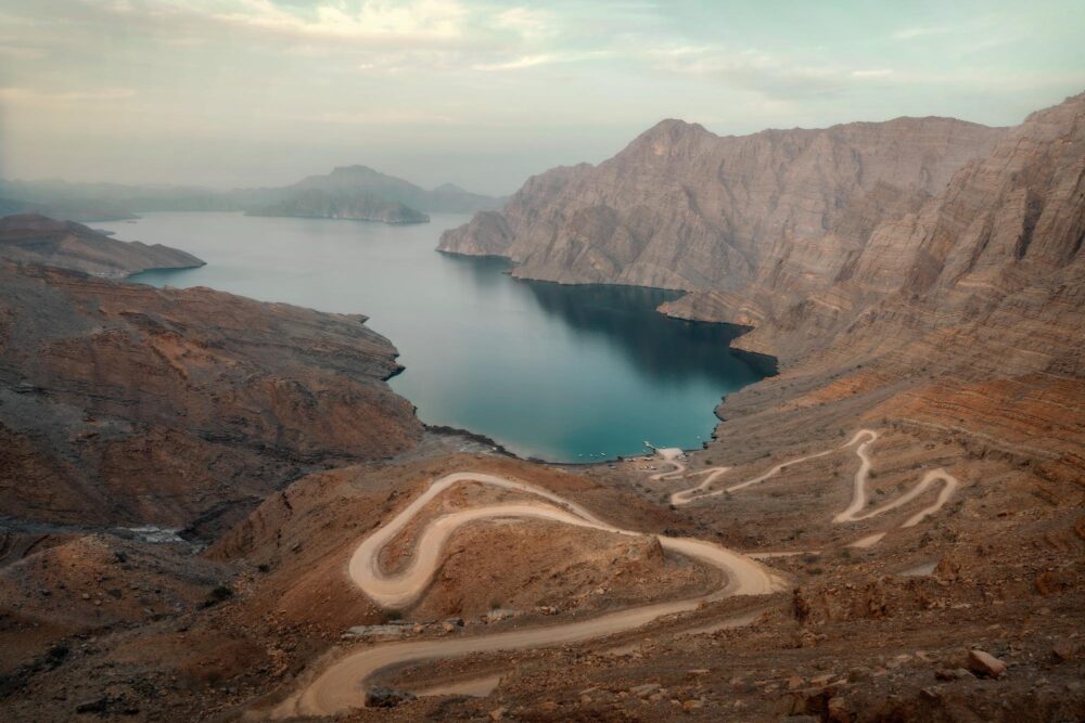 Fjord et route de montagne en lacet à Musandam, Oman