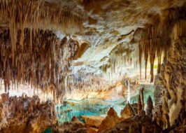 Grotte de Pethoen à Maré, Nouvelle Calédonie