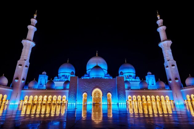 La Grande Mosquée Sheikh Zayed à Abu Dhabi, plus grande mosquée des Emirats Arabes Unis.
