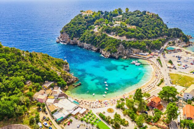 La célèbre plage de Paleokastritsa à Corfou en Grèce