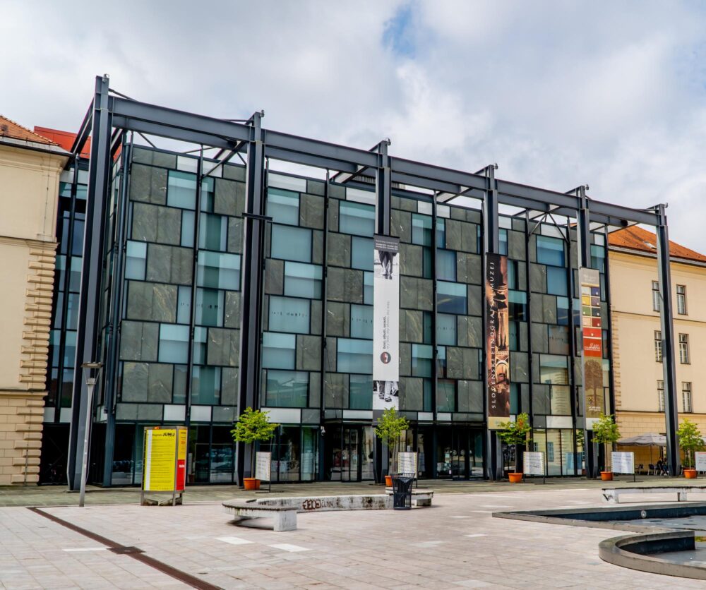 La façade moderne du musée ethnographique slovène à Ljubljana
