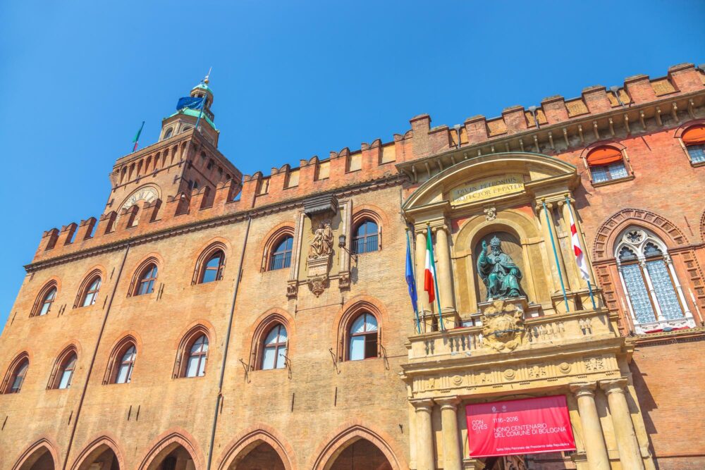 La façade orangée du Palazzo d’Accursio de Bologne en Italie