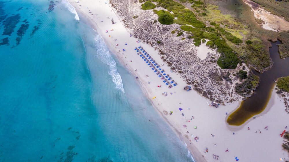 La magnifique plage Son Bou à Minorque vue du ciel