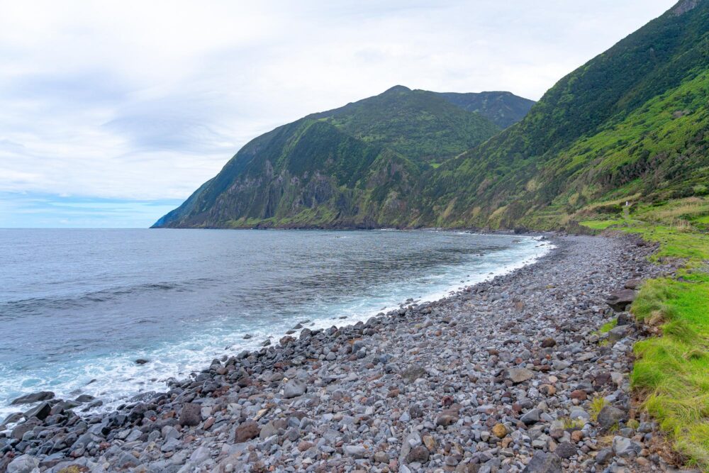 La plage de Fajã de Santo Cristo, Les Açores