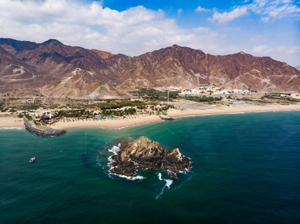 La plage de sable de Fujairah, vue aérienne des Emirats Arabes Unis