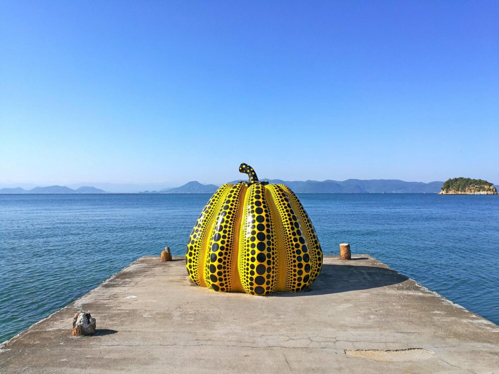 La sculpture de la Citrouille jaune sur le port de Naoshima