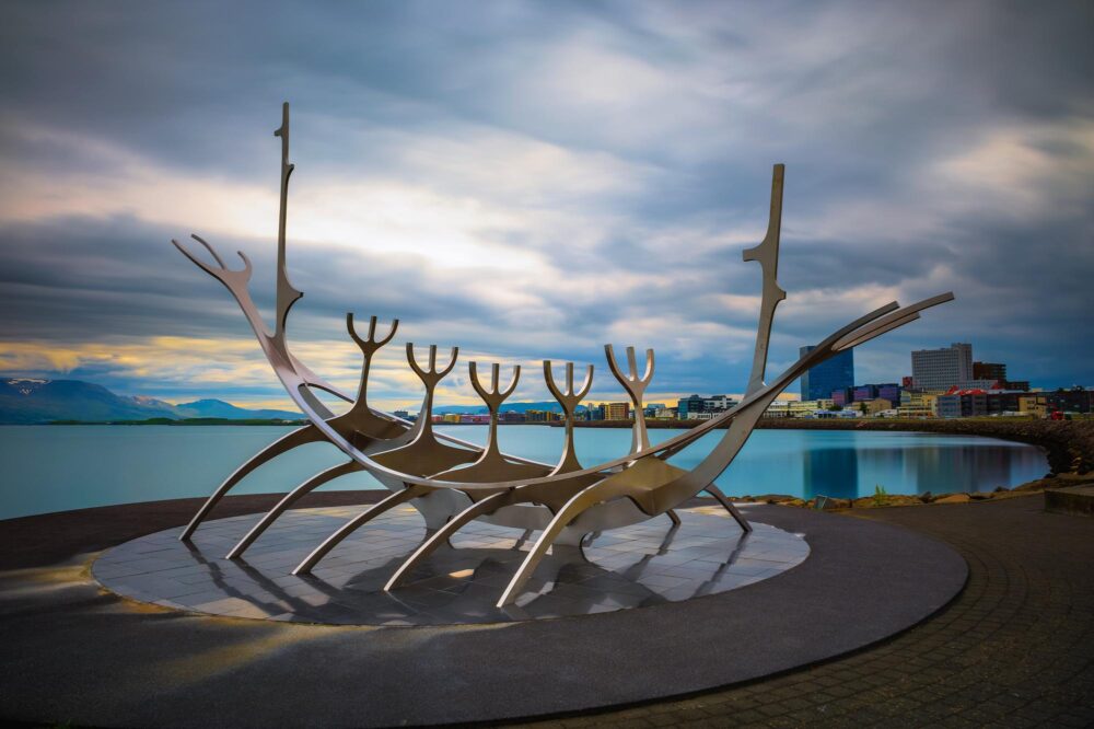 La sculpture du Voyageur du Soleil sur la plage de Reykjavik.