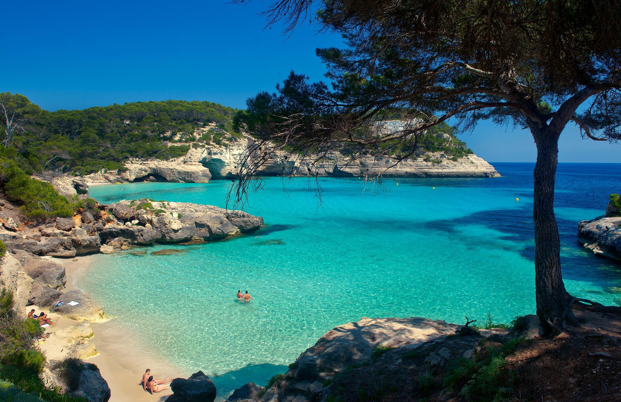 La superbe plage de Cala Mitjana à Minorque