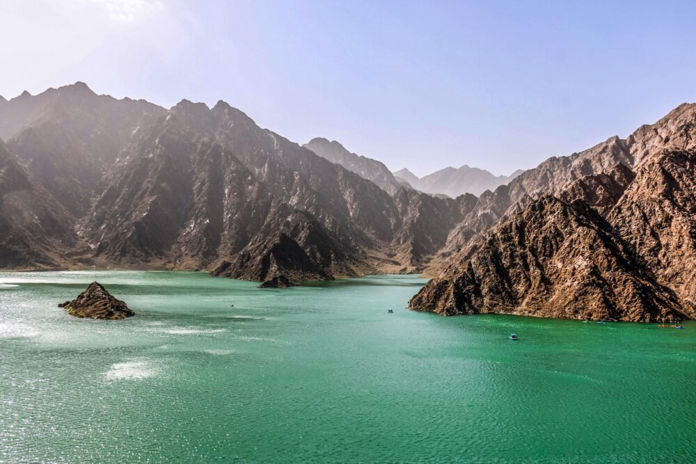 Lac turquoise et montagnes à Hatta Dam