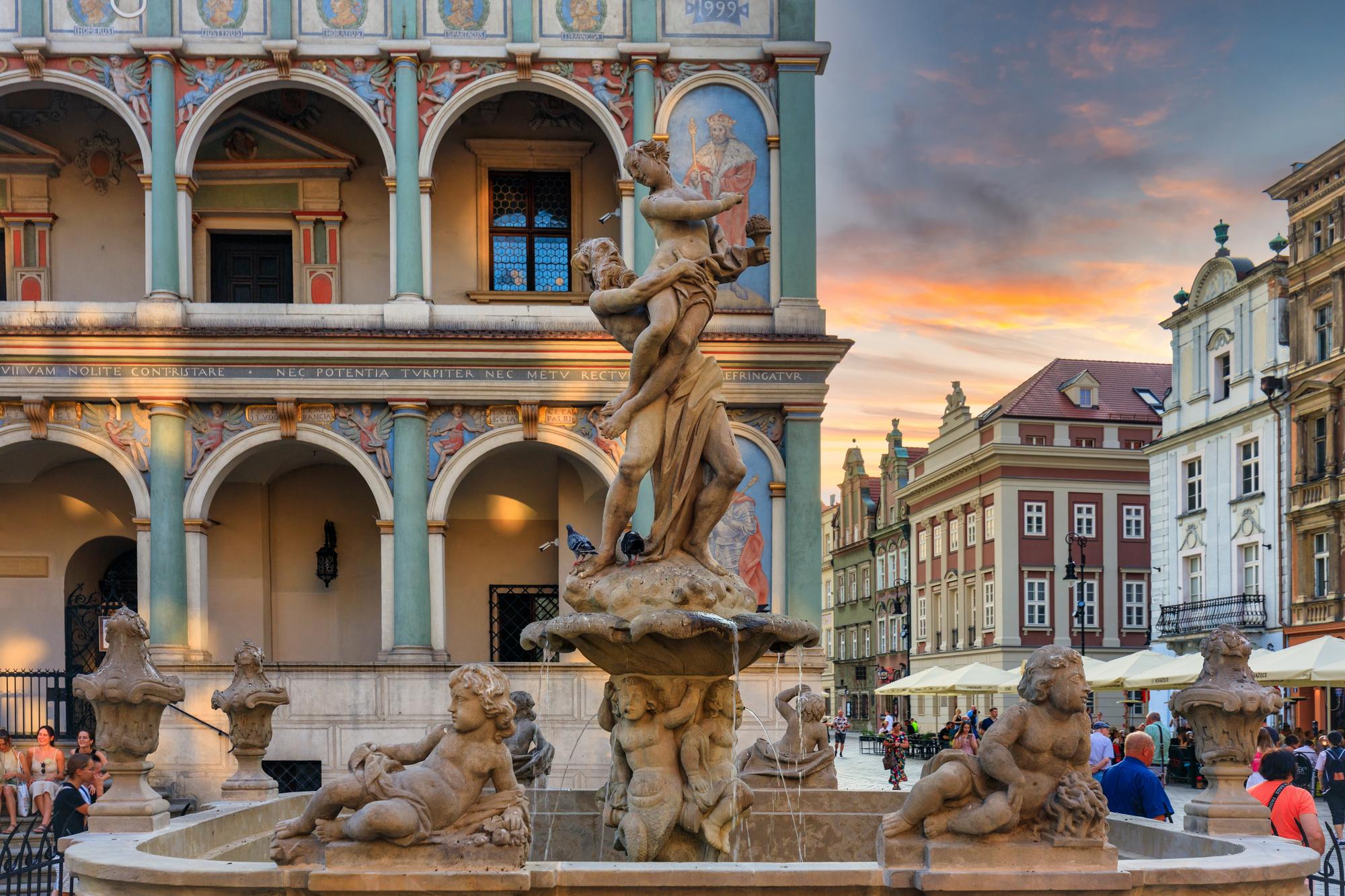 L'architecture étonnante de la place du Vieux Marché à Poznan au coucher du soleil en Pologne