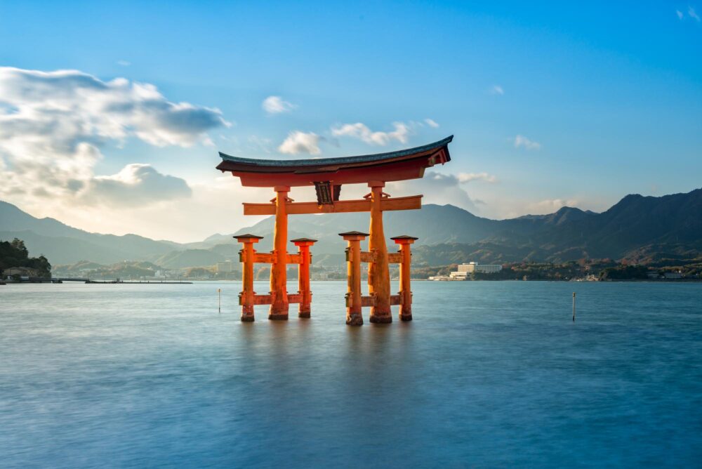 Le célèbre Torii gate au milieu de l'eau sur l'île de Miyajima