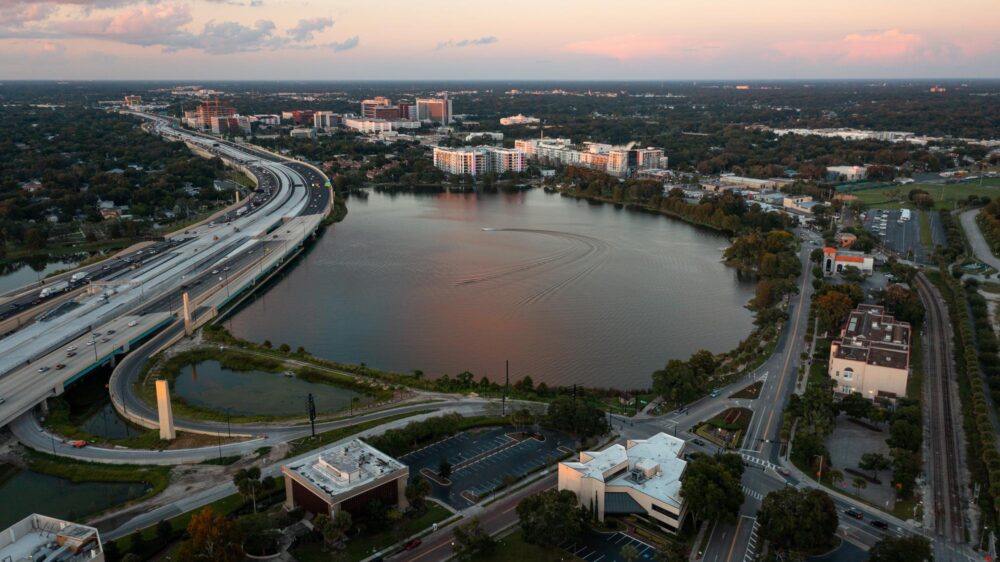 Le lac Ivanhoe autour duquel se trouve Ivanhoe Village à Orlando